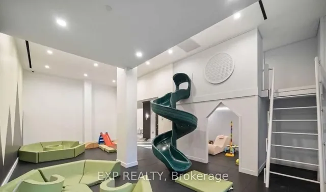 Additional image 11 of 39 Roehampton Ave Unit 306
