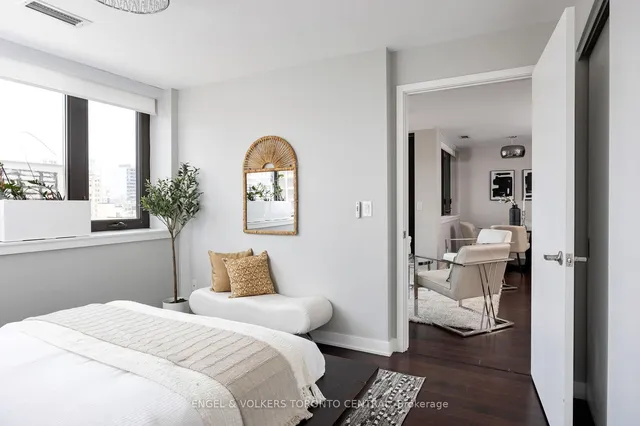 Additional image 21 of 400 Wellington St Unit 1001