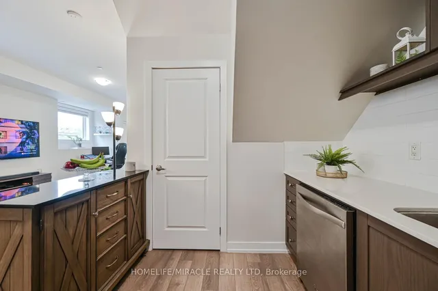 Additional image 17 of 256 ROYAL YORK Rd Unit 114