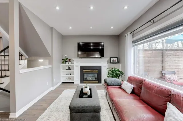 Additional image 15 of 52 Commando Crt