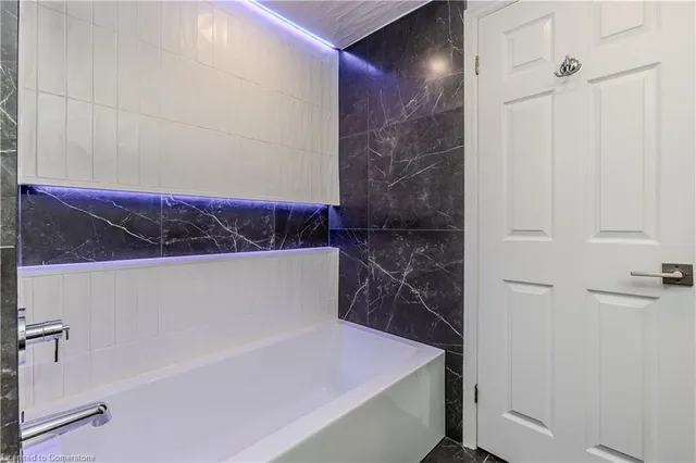 Additional image 30 of 6 Carl Cres