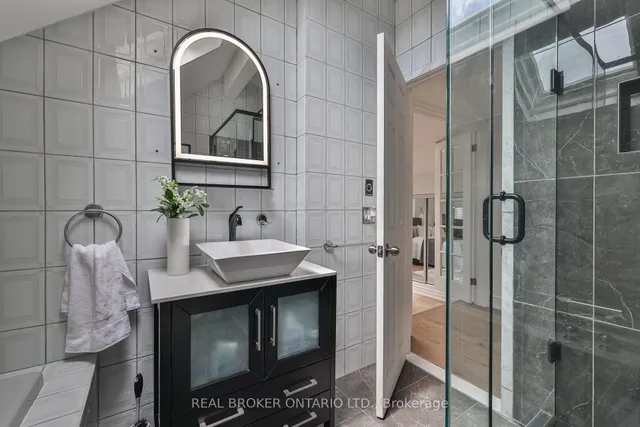 Additional image 20 of 70 Colonial Ave