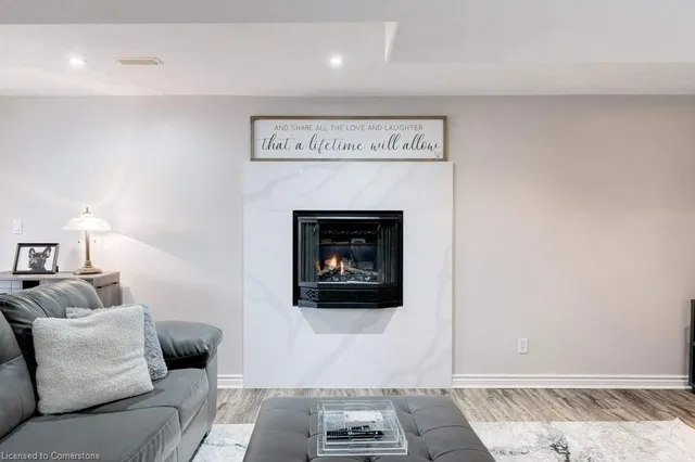 Additional image 34 of 52 Commando Crt