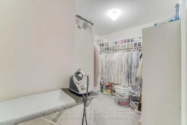 Additional image 22 of 552 Bessborough Dr