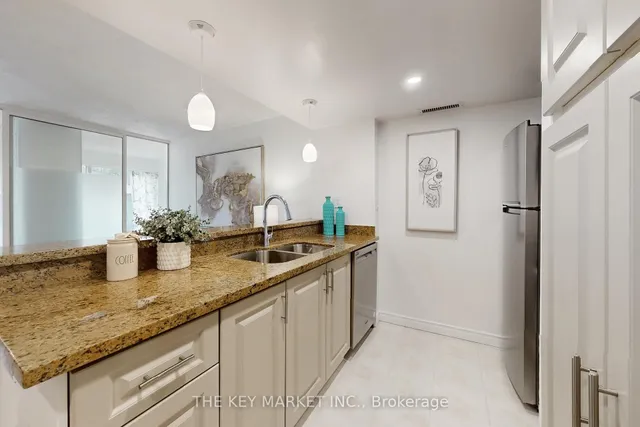 Additional image 12 of 1001 Bay St Unit 813