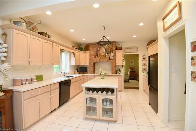 Additional image 14 of 712 Robson Rd