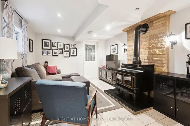 Additional image 38 of 812 Gladstone Ave