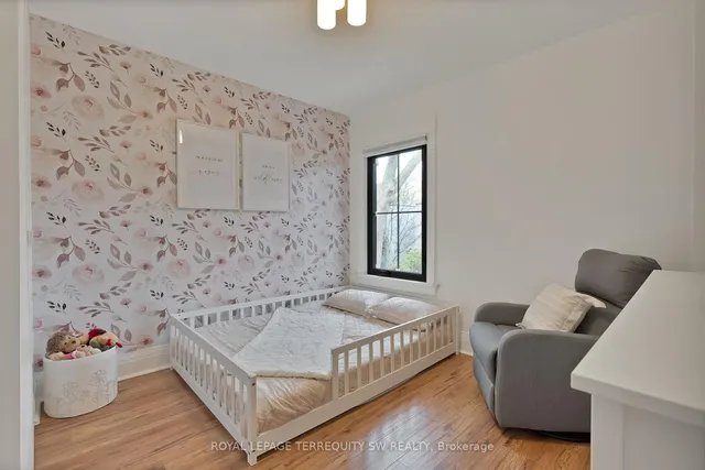 Additional image 30 of 17 Queensbury Ave