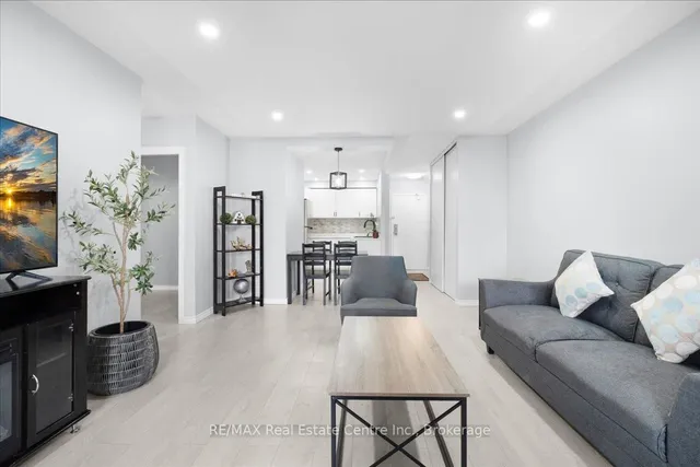 975 WARWICK Crt Unit 806