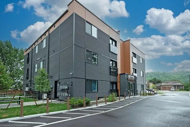 Additional image 2 of 259 King St Unit 2B