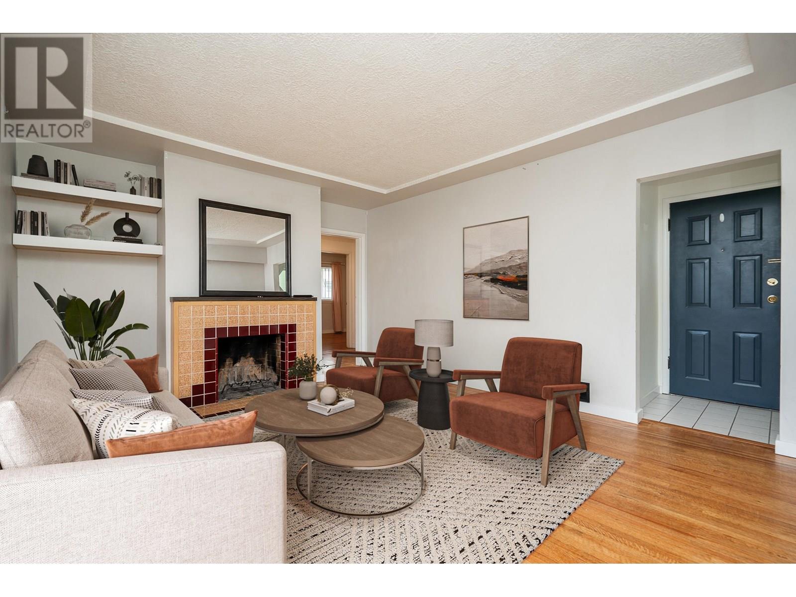 3584 GLADSTONE STREET|Vancouver, British Columbia V5N4Y7