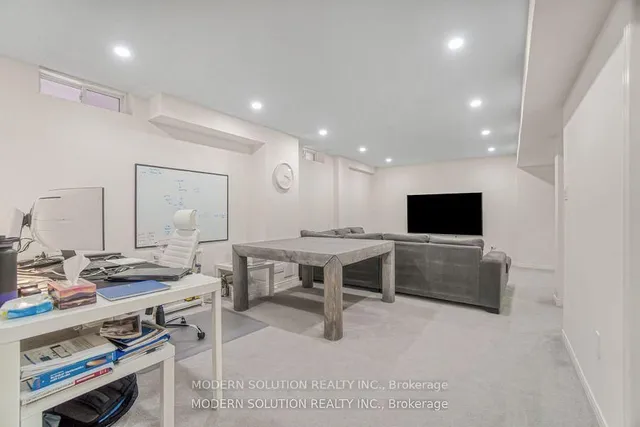 Additional image 26 of 552 Bessborough Dr