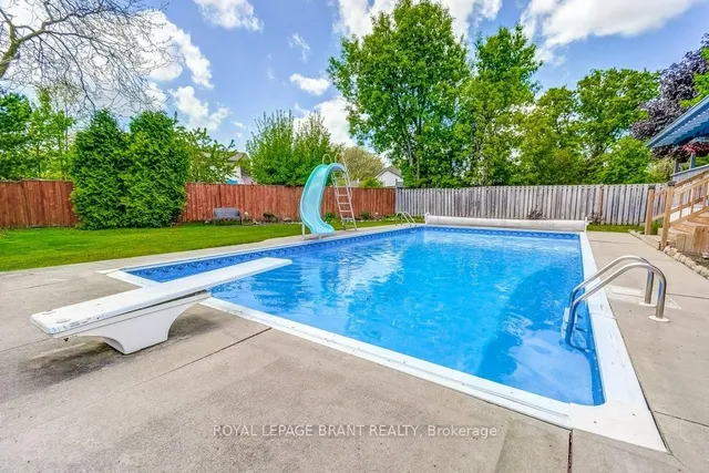 Additional image 41 of 726 Applewood Cres