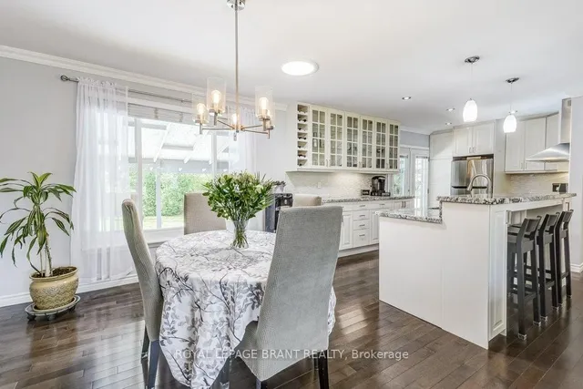 Additional image 10 of 726 Applewood Cres