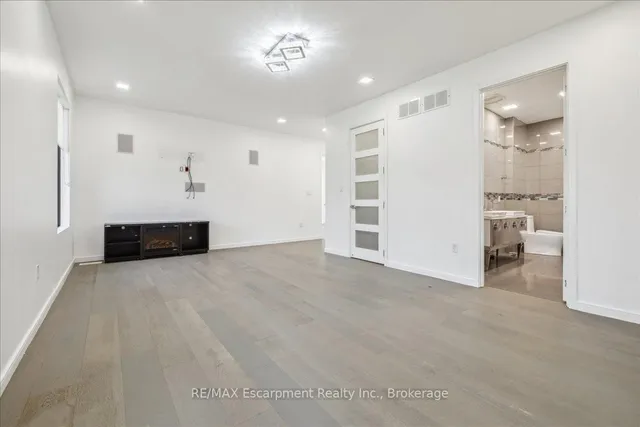 Additional image 34 of 39 Sunrow Gate