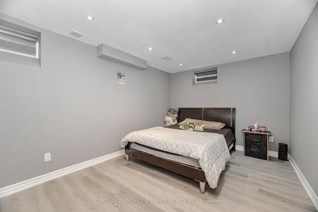 Additional image 33 of 72 Crystalview Cres