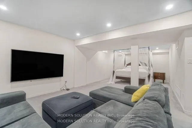 Additional image 38 of 552 Bessborough Dr