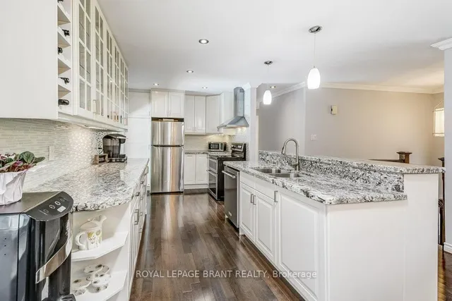 Additional image 8 of 726 Applewood Cres