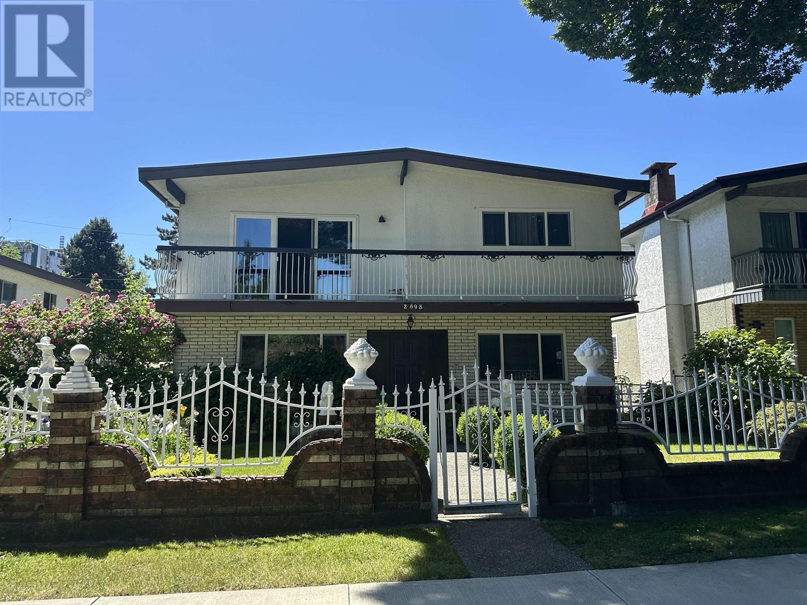 2698 WARD STREET|Vancouver, British Columbia V5R4S6