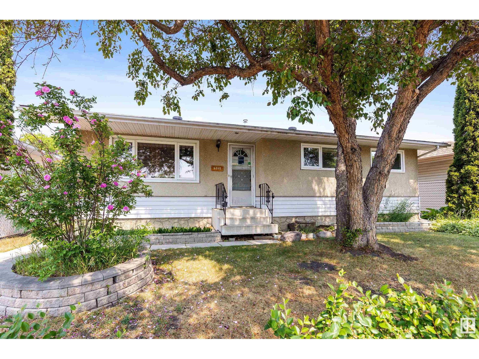 6208 137 AV NW|Edmonton, Alberta T5A1C9