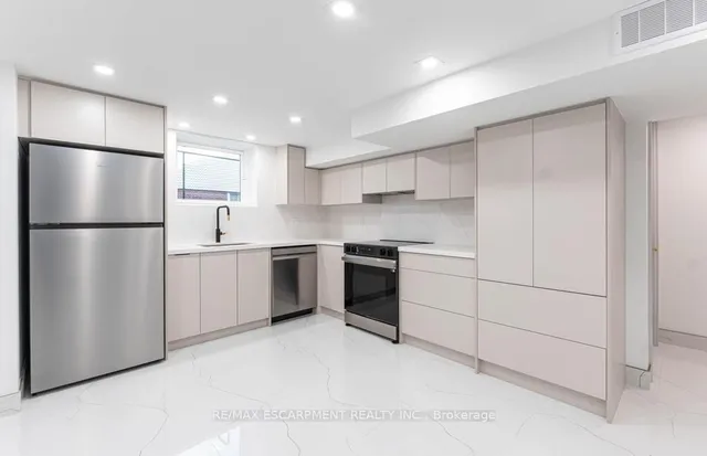 Additional image 20 of 174 ROXBOROUGH Ave