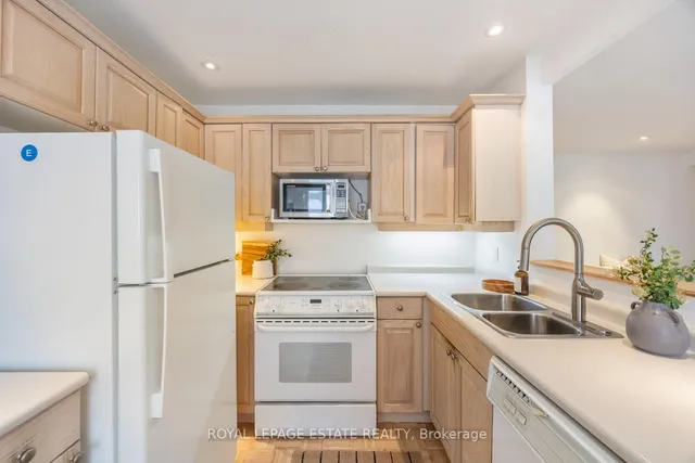 Additional image 26 of 21 Benlamond Ave Unit 4