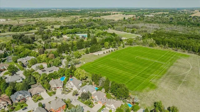 Additional image 32 of 572 Falconridge Cres