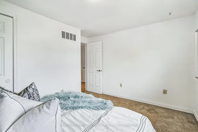 Additional image 18 of 9 Valanna Crt