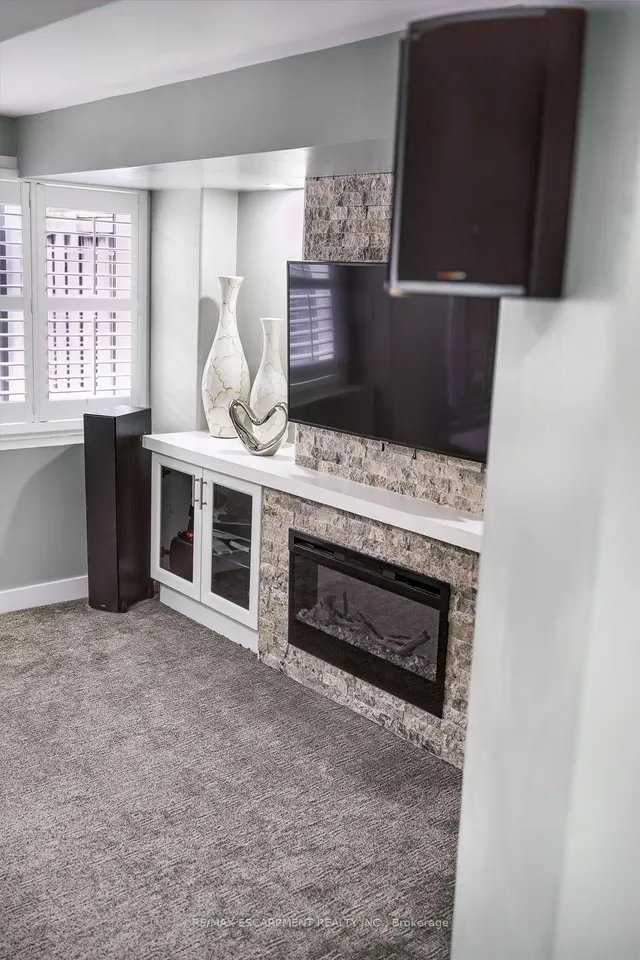 Additional image 40 of 71 CATHEDRAL Crt