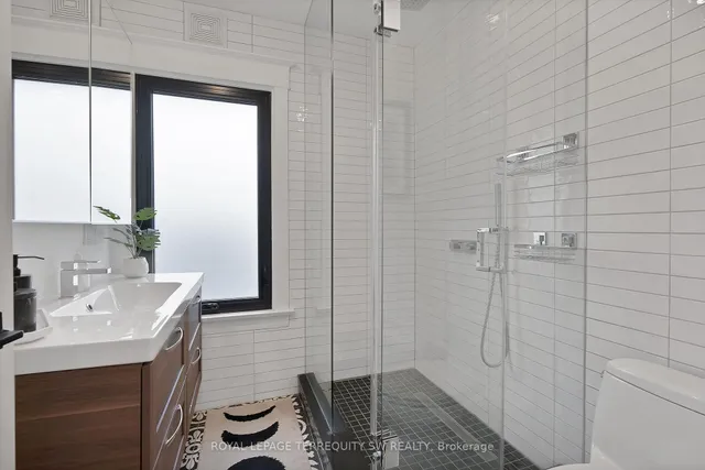 Additional image 33 of 17 Queensbury Ave