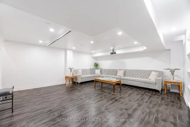 Additional image 19 of 29 Skylar Circ