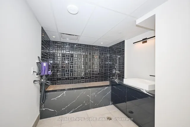 Additional image 19 of 600 North Service Rd Unit 204