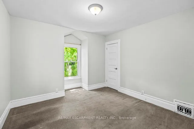 Additional image 29 of 69 Lorne Ave