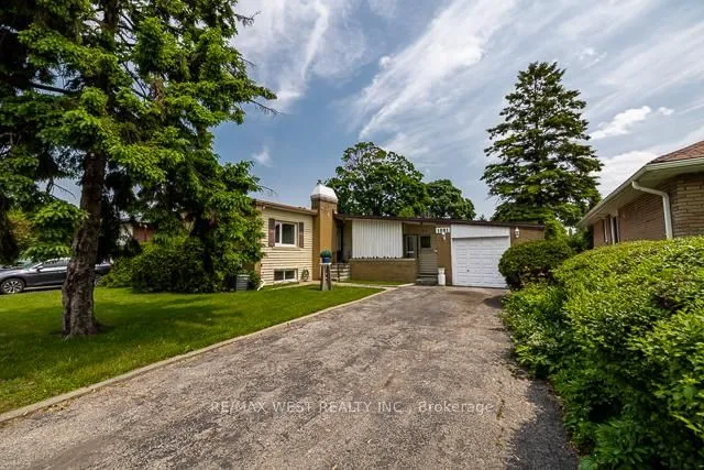 1081 Islington Ave