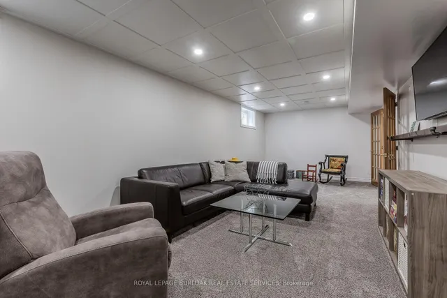 Additional image 34 of 6 Carl Cres