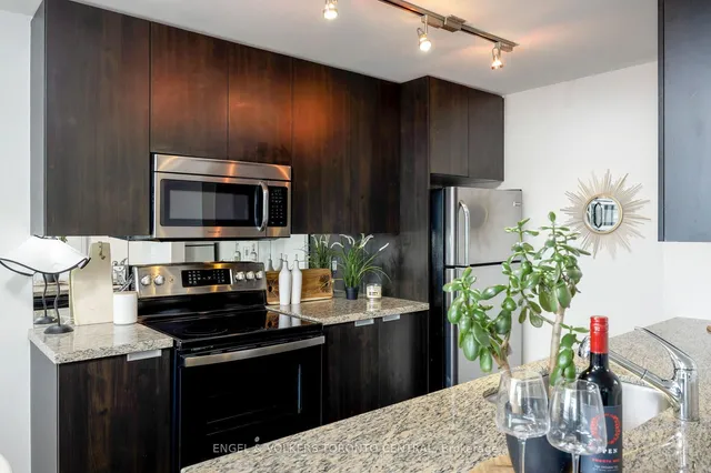 Additional image 13 of 400 Wellington St Unit 1001