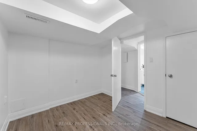 Additional image 49 of 875 Royal York Rd