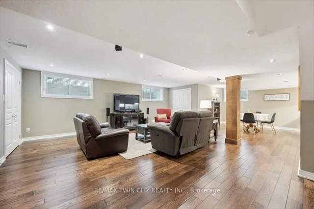 Additional image 21 of 572 Falconridge Cres