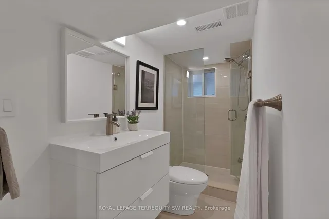 Additional image 40 of 17 Queensbury Ave