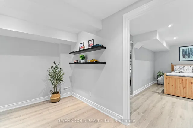 Additional image 40 of 36 Slipneedle St