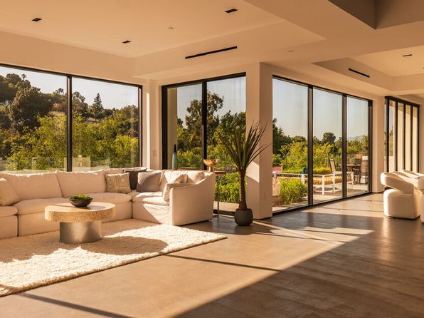 3920 Knobhill Dr, Sherman Oaks, CA 91423