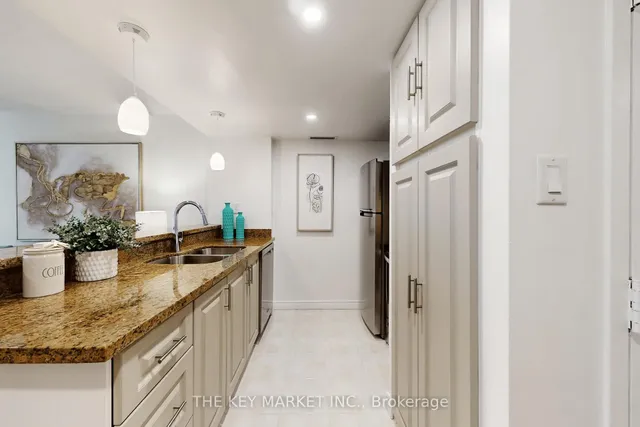 Additional image 11 of 1001 Bay St Unit 813