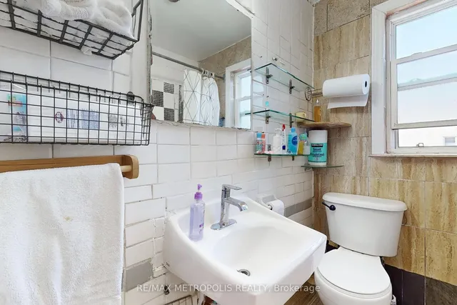 Additional image 29 of 982 Cosburn Ave