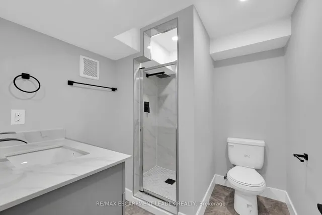 Additional image 34 of 24 CLAPHAM Rd