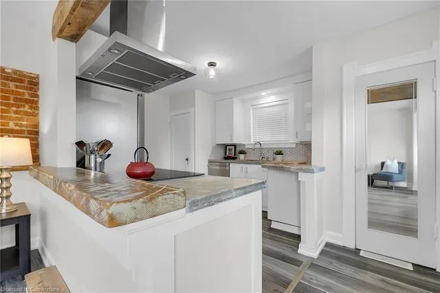 Additional image 9 of 11 Spadina Rd
