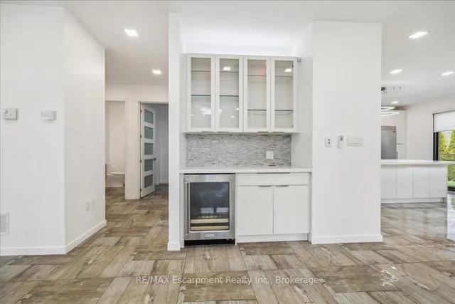 Additional image 27 of 39 Sunrow Gate