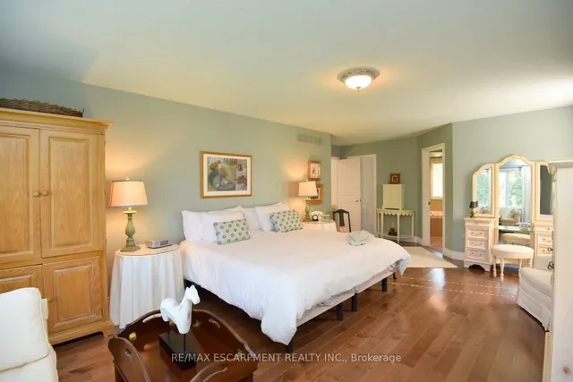 Additional image 25 of 712 ROBSON Rd Unit RR1