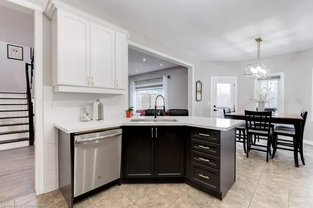 Additional image 11 of 52 Commando Crt