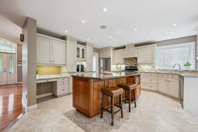 Additional image 9 of 572 Falconridge Cres