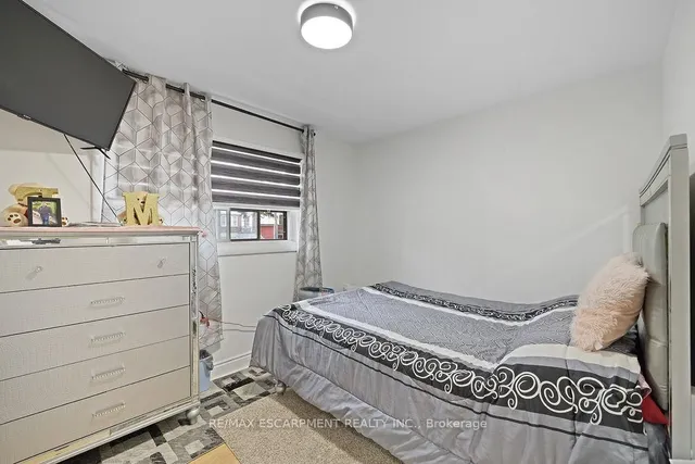 Additional image 24 of 71 Montrose Ave